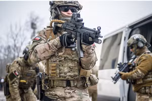 Mục đích bí ẩn của biên đội cảnh sát đặc nhiệm Ba Lan vừa tới Ukraine