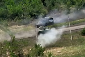 Cuộc 'đấu súng' giữa M2 Bradley và BTR-82A ở cự ly gần