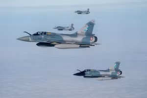 Mirage 2000 thực hiện nhiệm vụ bí mật ở Biển Đen với khí tài lạ