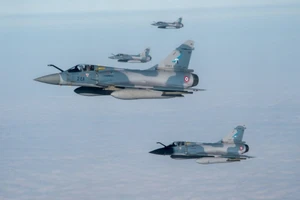 Mirage 2000 thực hiện nhiệm vụ bí mật ở Biển Đen với khí tài lạ