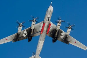 Máy bay ném bom Tu-95MS với tên lửa hành trình Kh-101.