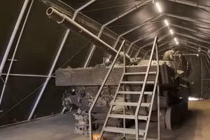 Đang mổ xẻ tăng Leopard 2A5 chiến lợi phẩm