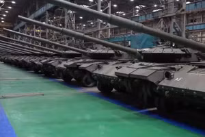 Đẩy mạnh sản xuất T-80BVM và TOS-1A Solntsepek