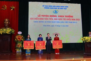 Tuyên dương, khen thưởng các nhà giáo tiêu biểu năm 2022 quận Hoàn Kiếm