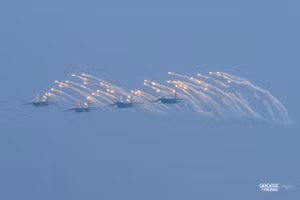 'Hổ mang chúa' Su30MK2 trình diễn thả bẫy mồi nhiệt trên bầu trời Hà Nội