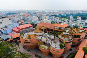 Khám phá tòa nhà 150 tỷ đồng giữa làng gốm Bát Tràng