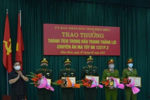 Ông Vừ A Bằng (ngoài cùng bên trái), trao Bằng khen của Chủ tịch UBND tỉnh cho các cá nhân có thành tích xuất sắc trong đấu tranh thực hiện chuyên án.