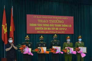 Ông Vừ A Bằng (ngoài cùng bên trái), trao Bằng khen của Chủ tịch UBND tỉnh cho các cá nhân có thành tích xuất sắc trong đấu tranh thực hiện chuyên án.