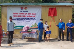 Ngôi nhà khăn quàng đỏ được bàn giao cho em Quàng Thị Hoài Nhi.