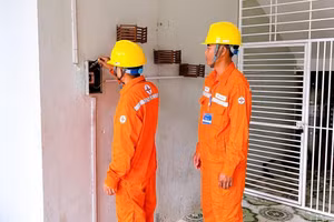 Công nhân Điện lực Tân Uyên kiểm tra hệ thống điện tại trường học.