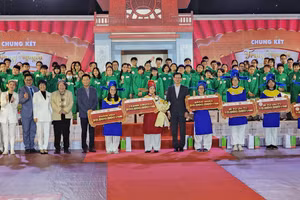 Ban tổ chức trao giải cho những học sinh xuất sắc.