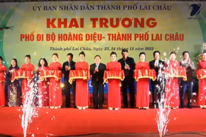 Cắt băng khai trương phố đi bộ Hoàng Diệu, thành phố Lai Châu.