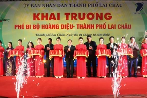 Cắt băng khai trương phố đi bộ Hoàng Diệu, thành phố Lai Châu.