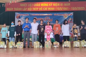 800 suất quà tặng cho học sinh trên địa bàn xã Hua Bum, huyện Nậm Nhùn, tỉnh Lai Châu