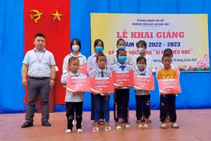 Học sinh trường Tiểu học Noong Hẻo, huyện Sìn Hồ được trao tặng học bổng "Vì em hiếu học". 
