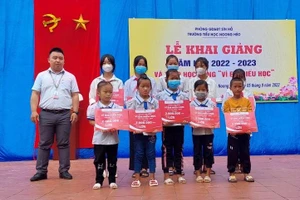 Học sinh trường Tiểu học Noong Hẻo, huyện Sìn Hồ được trao tặng học bổng "Vì em hiếu học". 