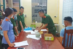 Lực lượng chức năng kiểm tra tang vật do đối tượng Giàng A Khai vận chuyển. Ảnh: Hải Châu