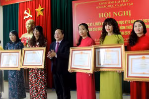 Các tập thể, cá nhân ở điểm cầu Sở GD&ĐT được tặng Bằng khen của Thủ tướng Chính phủ.