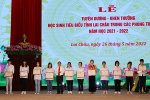 190 học sinh các cấp được UBND tỉnh Lai Châu tặng giấy khen.