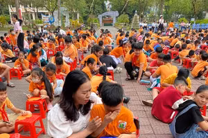 Cô Nguyễn Thị Lan Anh, Hiệu trưởng trường Tiểu học Hoàng Văn Thụ chia sẻ tình cảm với học sinh.