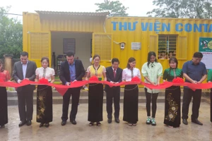 Cắt băng khánh thành thư viện thân thiện cho học sinh điểm bản Sân Bay, trường Tiểu học Phúc Than.