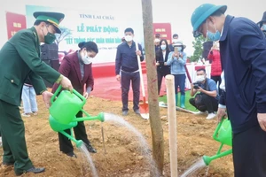 Lãnh đạo tỉnh Lai Châu trồng cây tại Lễ phát động.