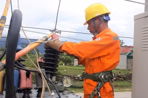 Công nhân ngành điện Lai Châu thí nghiệm TBA chuyên dùng.
