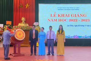 Ông Tống Thanh Hải, Phó Chủ tịch Thường trực UBND tỉnh Lai Châu đánh trống khai giảng.