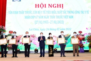 Ông Tống Thanh Hải (đứng giữa) trao danh hiệu “Thầy thuốc Ưu tú” cho các cá nhân.