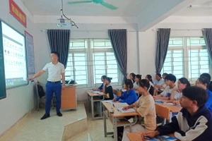 Tiết Vật lý trong phòng học thông minh của học sinh trường DTNT THPT huyện Nậm Nhùn.