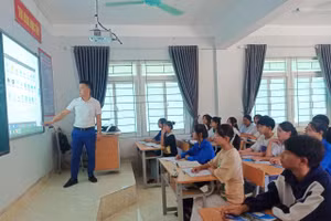 Tiết Vật lý trong phòng học thông minh của học sinh trường DTNT THPT huyện Nậm Nhùn.