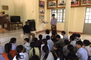 Học sinh trường THCS Mường Kim được tìm hiểu lịch sử qua lời kể của các già làng ở Bản Lướt.