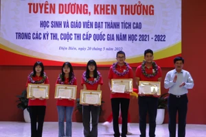 Ông Lê Thành Đô trao tặng Bằng khen của Bộ GD&ĐT, UBND tỉnh cho 5 học sinh đạt giải Ba các môn văn hoá cấp quốc gia năm học 2021 – 2022