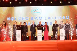 Chủ tịch nước Nguyễn Xuân Phúc cùng các đại biểu thực hiện nghi thức Khai mạc Hội chợ Sâm Lai Châu năm 2022.