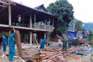 Hơn 300 chiến sĩ, dân quân giúp người dân khắc phục hậu quả mưa lũ.