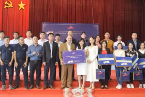 20 thầy cô có hoàn cảnh khó khăn ở Điện Biên được trao tặng Laptop.