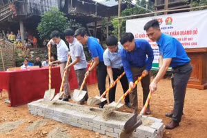 Lễ khởi công “Ngôi nhà Khăn quàng đỏ” cho em Lường Thị Tuyết.