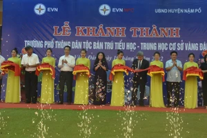 Cắt băng khánh thành trường phổ thông DTBT Tiểu học - THCS Vàng Đán.