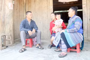 Anh Ma Seo Lằng vận động bà con thôn Lũng Pô hiến đất xây dựng nông thôn mới.