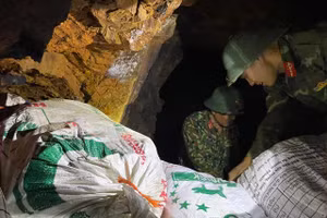 Lực lượng chức năng chuẩn bị đánh sập hầm khai thác vàng ở bản Nậm Suổng, xã Vàng San, huyện Mường Tè.