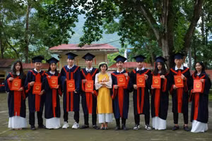  Cô Hoàng Thị Hoa (áo vàng) chụp ảnh lưu niệm cùng học sinh.