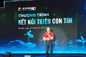 Phó Thủ tướng Vũ Đức Đam, Bộ trưởng Phùng Xuân Nhạ cùng đại biểu ấn nút phát động