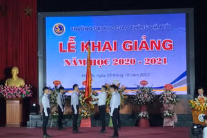 Trao cờ truyền thống giữa 2 thế hệ sinh viên tại buổi lễ.