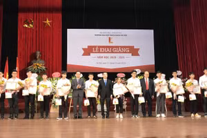 Lãnh đạo Bộ GD&ĐT, UBND TP.Hà Nội và Trường Đại học Bách khoa Hà Nội trao thưởng cho 14 SV xuất sắc.