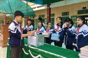 Các bạn học sinh náo nức tham gia ủng hộ