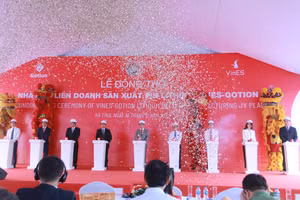 Các đại biểu ấn nút khởi động dự án.