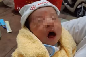 Cháu bé hiện đang được Trạm Y tế phường Đức Thuận chăm sóc, sức khỏe tốt.