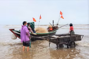 Khi đang vào bờ tránh bão, tàu cá chở 5 ngư dân hỏng máy, mất liên lạc trên biển Hà Tĩnh.