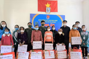 CLB "Lá – trao gửi yêu thương" – THPT Phan Đình Phùng gặp gỡ, giao lưu cùng bộ đội biên phòng, trao quà và tổ chức Noel cho đồng bào và các em nhỏ ở Bản Giàng, Hương Khê, Hà Tĩnh.