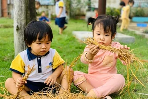 Việc kết hợp trò chơi dân gian vào dạy học giúp trẻ có nhiều cơ hội tiếp xúc với môi trường sống xung quanh, tránh xa các thiết bị công nghệ.